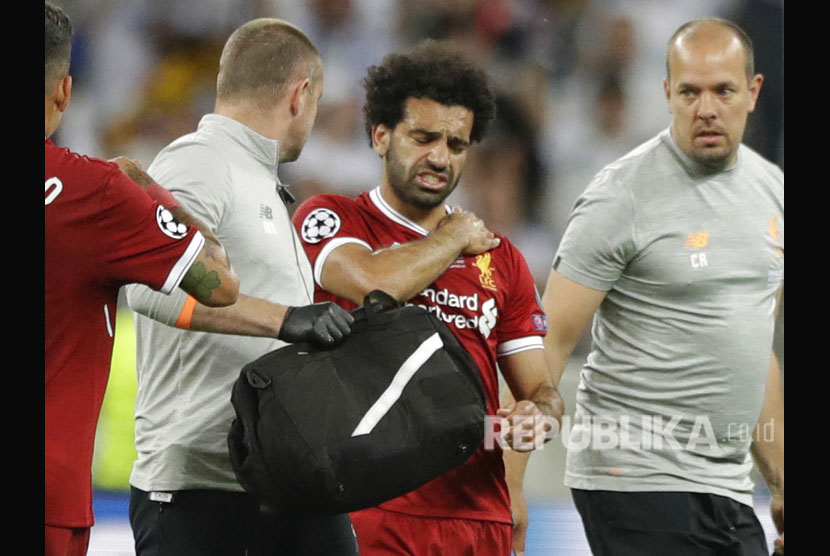  Gelandang serang Liverpool FC Mohamed Salah terpaksa ditarik keluar akibat cidera pada menit ke-29 babak pertama.