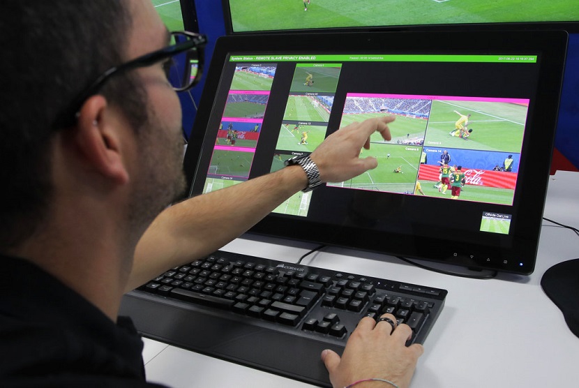 Seorang wasit mendemonstrasikan ruang operasi video fasilitas dari sistem Video Assistant Referee (VAR) yang akan diluncurkan untuk pertama kalinya selama Piala Dunia, di Pusat Penyiaran Internasional Piala Dunia 2018 di Moskow, Sabtu (9/6).