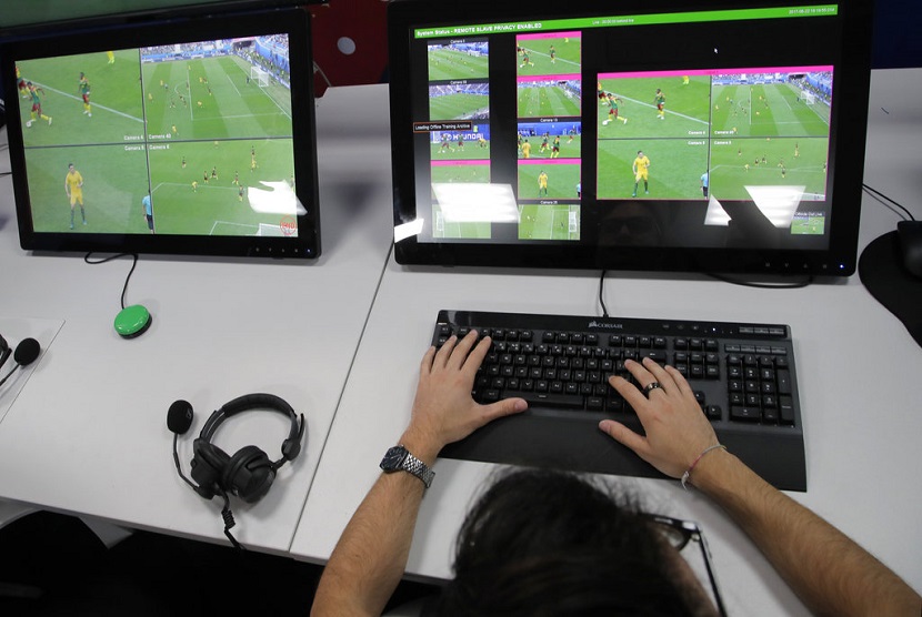 Seorang wasit mendemonstrasikan ruang operasi video fasilitas dari sistem Video Assistant Referee (VAR) yang akan diluncurkan untuk pertama kalinya selama Piala Dunia, di Pusat Penyiaran Internasional Piala Dunia 2018 di Moskow, Sabtu (9/6).