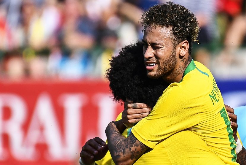  Neymar (kanan) merayakan golnya ke gawang Uruguay.