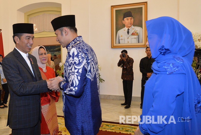 Presiden Joko Widodo (kiri) dan Ibu Negara Iriana Joko Widodo (kedua kiri) berjabat tangan dengan Politisi Partai Demokrat Agus Harimurti Yudhoyono (kedua kanan) dan isteri Anissa Pohan (kanan) di acara Silahturahmi Idul Fitri 1 Syawal 1439 H di Istana Kepresidenan Bogor, Jawa Barat, Jumat (15/6).