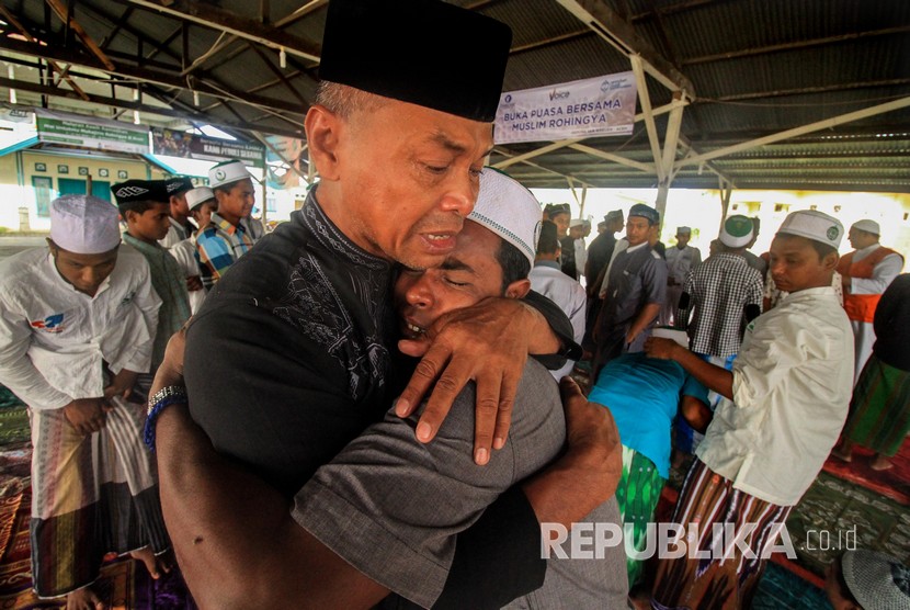 Pengungsi Rohingya Myanmar memeluk salah seorang relawan dan menangis pada pagi Lebaran Idul Fitri 1439 H di penampungan sementara komplek SKB Cot Gapu, Bireuen, Provinsi Aceh. Jumat (15/6).
