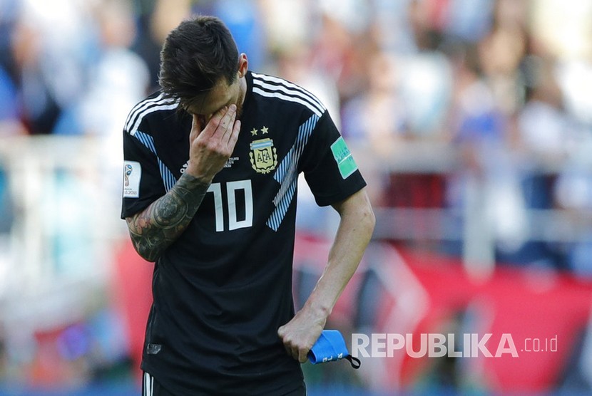  Bintang timnas Argentina Lionel Messi menutup wajahnya setelah gagal mengeksekusi tendangan penalti pada pertandingan grup D Piala Dunia 2018 antara Argentina dan Islandia di Stadion Spartak, Moskow, Sabtu (16/6).