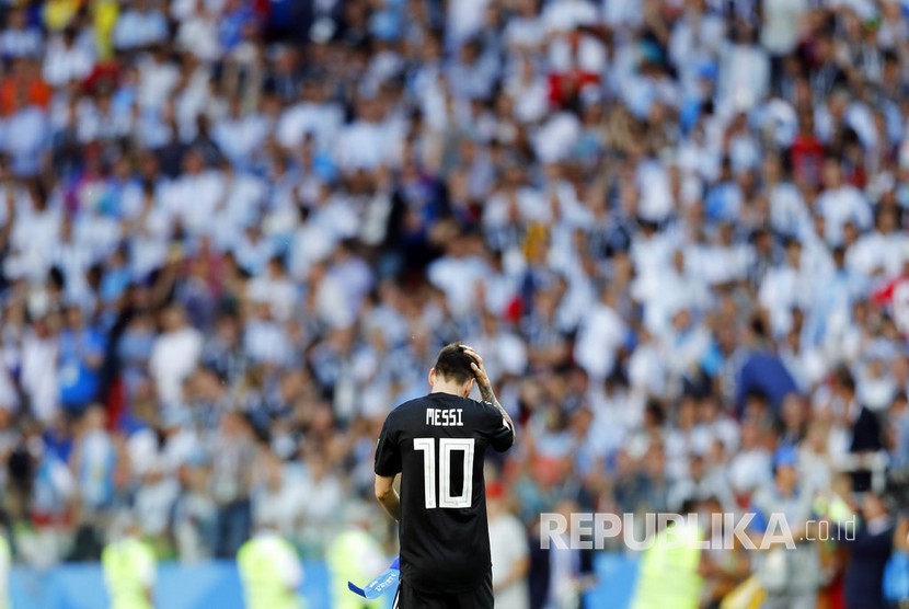 Ekspresi penyesalan bintang timnas Argentina Lionel Messi yang gagal mengeksekusi tendangan penalti pada pertandingan grup D Piala Dunia 2018 antara Argentina dan Islandia di Stadion Spartak, Moskow, Sabtu (16/6).