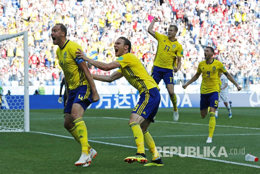 Selebrasi timnas Swedia usai mencetak gol dari titik penalti pada pertandingan Grup F Piala Dunia 2018 antara Swedia dan Korea Selatan di Stadion Nizhny Novgorod, Novgorod, Senin (18/6). 
