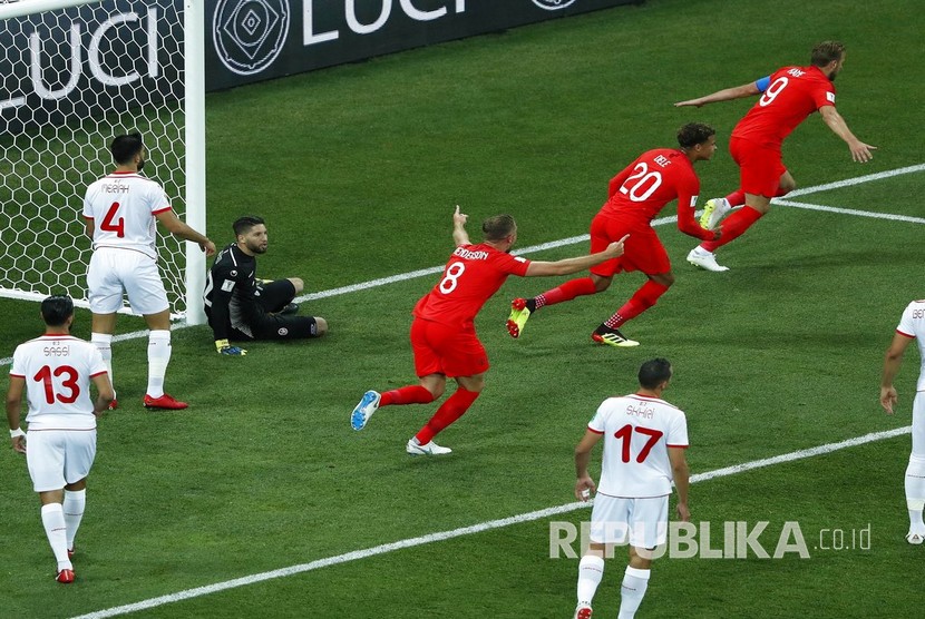   Harry Kane mencetak gol ke gawang Tunisia, Inggris menang 2-1 atas Tunisia pada pertandingan pembukaan Grup G Piala Dunia 2018 di Volgograd Arena, Senin (18/6). 