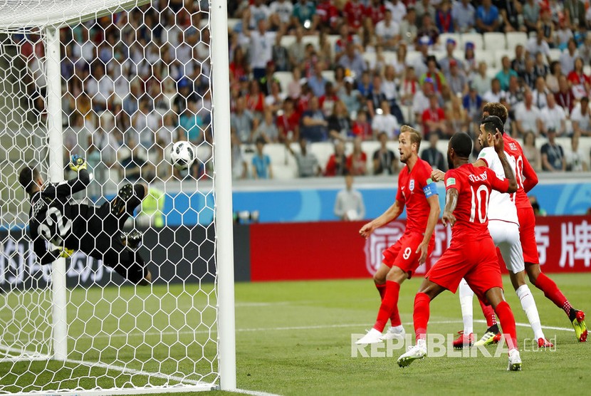   Harry Kane mencetak gol ke gawang Tunisia, Inggris menang 2-1 atas Tunisia pada pertandingan pembukaan Grup G Piala Dunia 2018 di Volgograd Arena, Senin (18/6). 