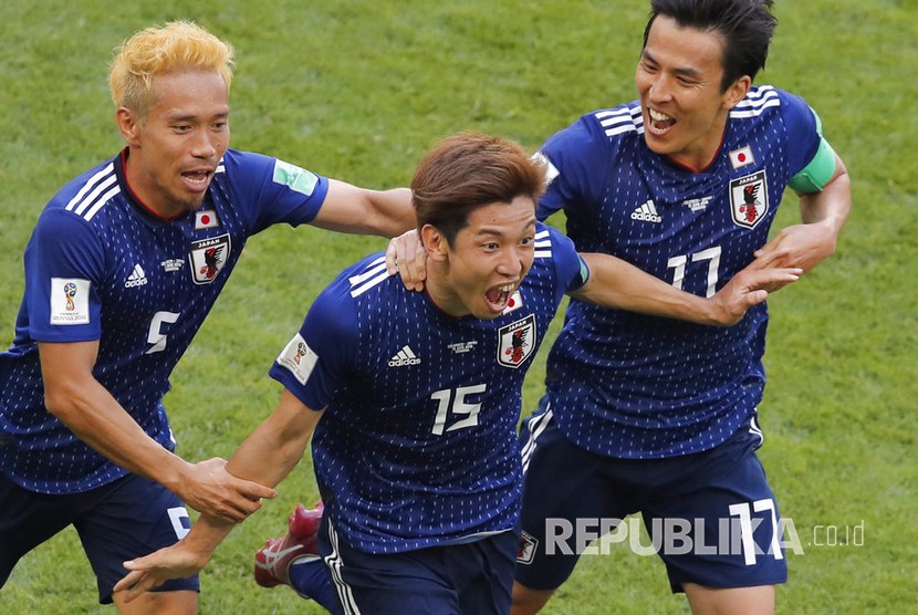 Selebrasi pesepak bola Jepang Yuya Osako (tengah) usai mencetak gol kedua timnya pada pertandingan grup H Piala Dunia 2018 di Mordavia Arena, Saransk, Selasa (19/6).