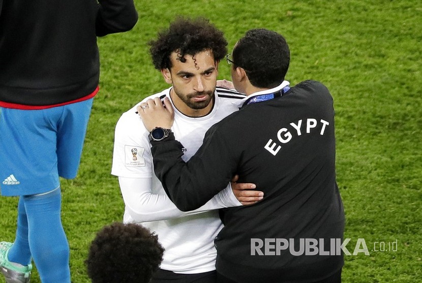  Pesepak bola Mesir Mohamed Salah disambut official timnas Mesir usai kalah melawan Nigeria di Piala Afrika 2021.