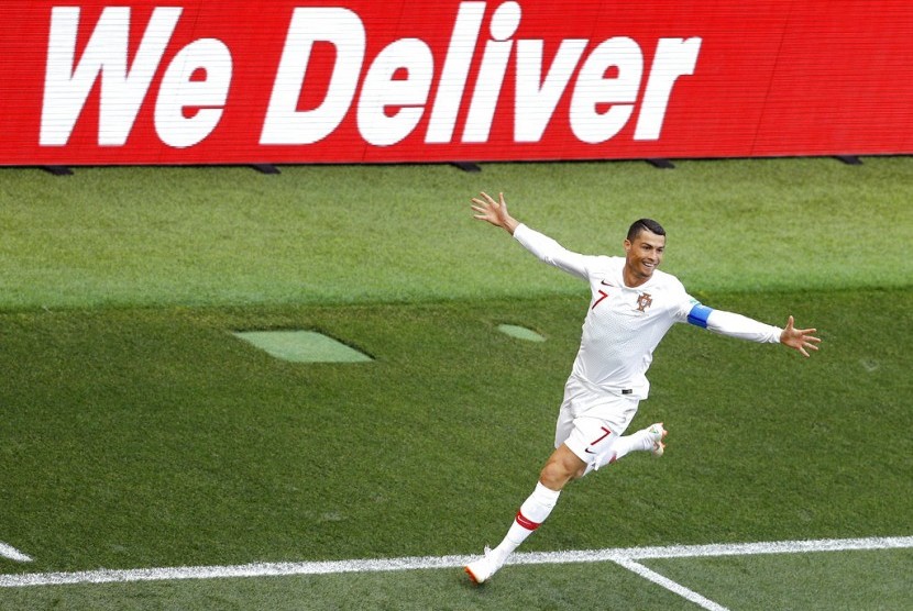  Selebrasi pesepak bola Portugal Cristiano Ronaldo usai mencetak gol tunggal pada pertandingan grup B Piala Dunia 2018, antara Portugal dan Maroko di Stadion Luzhniki, Moskow, Rabu (20/6).