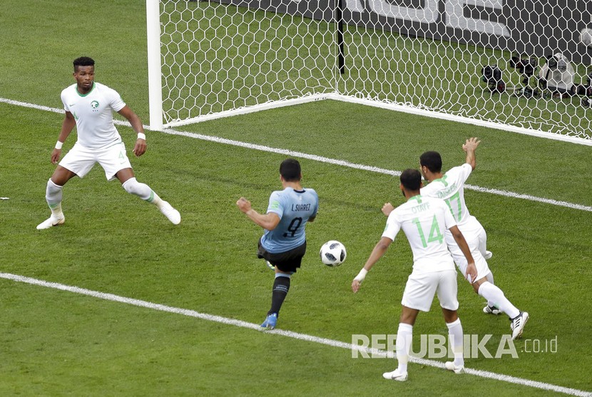  Luis Suarez mencetak gol ke gawang Arab Saudi pada pertandingan grup A Piala Dunia 2018 di Rostov Arena, Rostov na Donu, Rabu (20/6). 