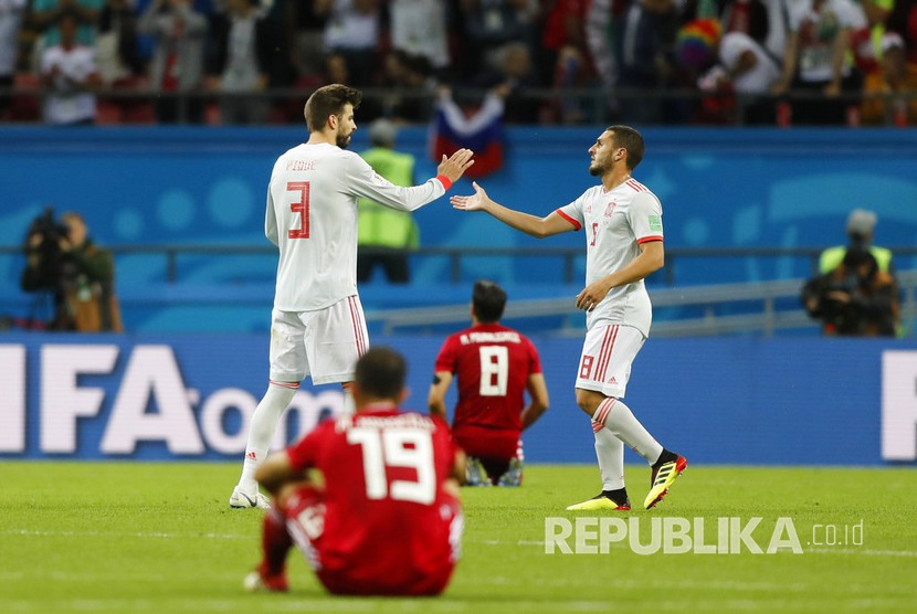   Selebrasi pesepak bola Spanyol  Gerard Pique dan Koke usai memenangkan pertandingan grup B Piala Dunia 2018 disaksikan pemain Iran di Kazan Arena, Kamis (21/6) dini hari.