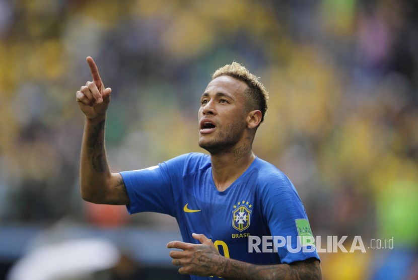  Selebrasi pesepak bola Brasil Neymar setelah berhasil mencetak gol kedua pada pertandingan grup E Piala Dunia 2018 antara Brasil melawan Kosta Rika di St Petersburg Stadium, Jumat (22/6).