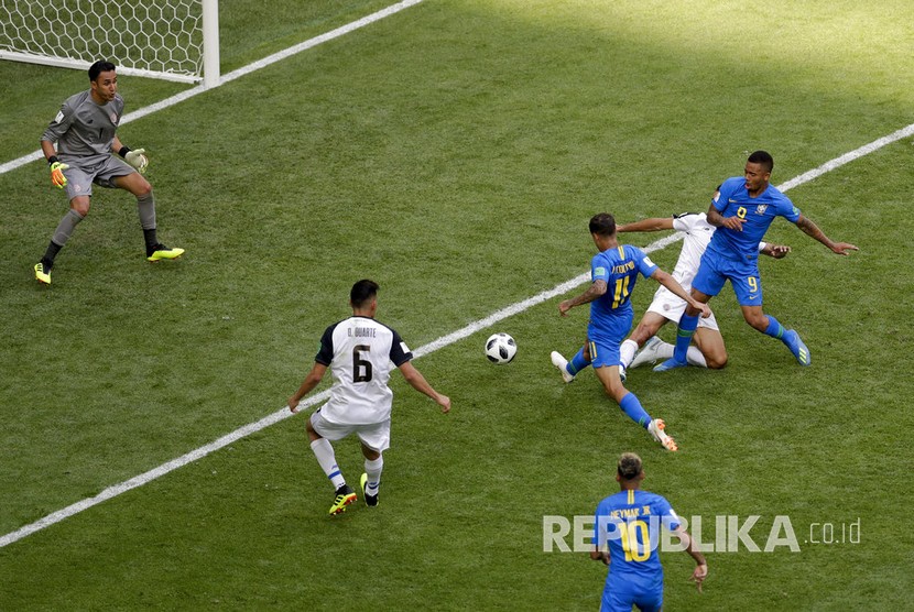 Pesepak bola Brasil Philippe Coutinho berhasil mencetak gol pertama pada pertandingan grup E Piala Dunia 2018 antara Brasil melawan Kosta Rika di St Petersburg Stadium, Jumat (22/6).