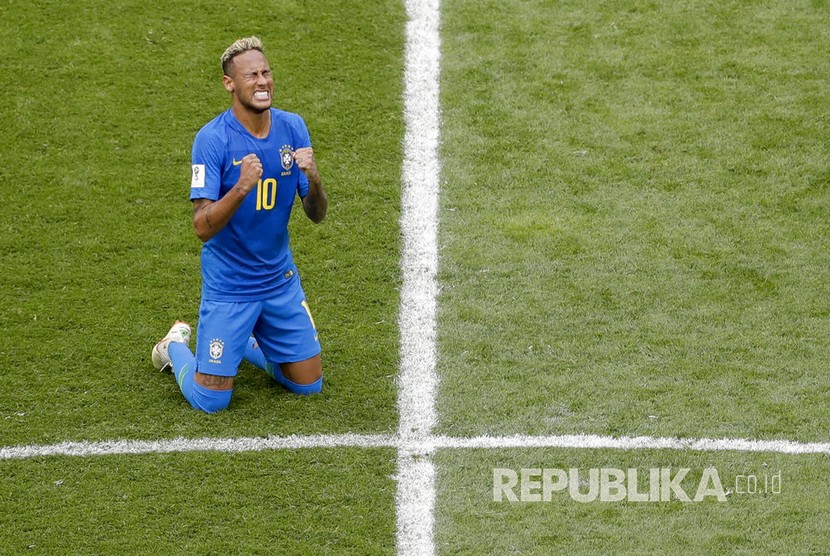 Pesepak bola Brasil Neymar berhasil mencetak gol kedua pada pertandingan grup E Piala Dunia 2018 antara Brasil melawan Kosta Rika di St Petersburg Stadium, Jumat (22/6).