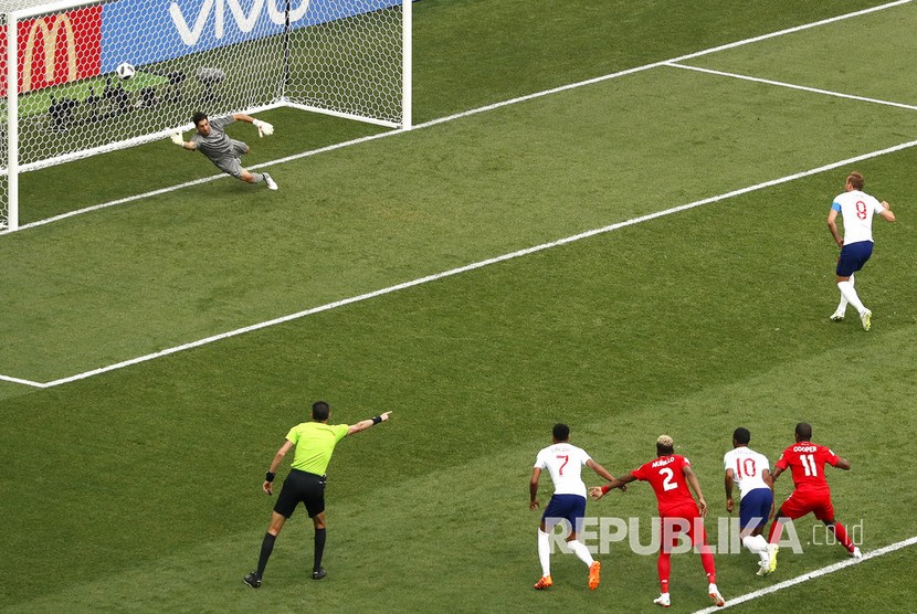 Pesepak bola Inggris Harry Kane mencetak gol dari titik penalti, pada pada pertandingan grup G Piala Dunia 2018 antara Inggris melawan Panama di Stadion Nizhny Novgorod, Ahad (24/6).
