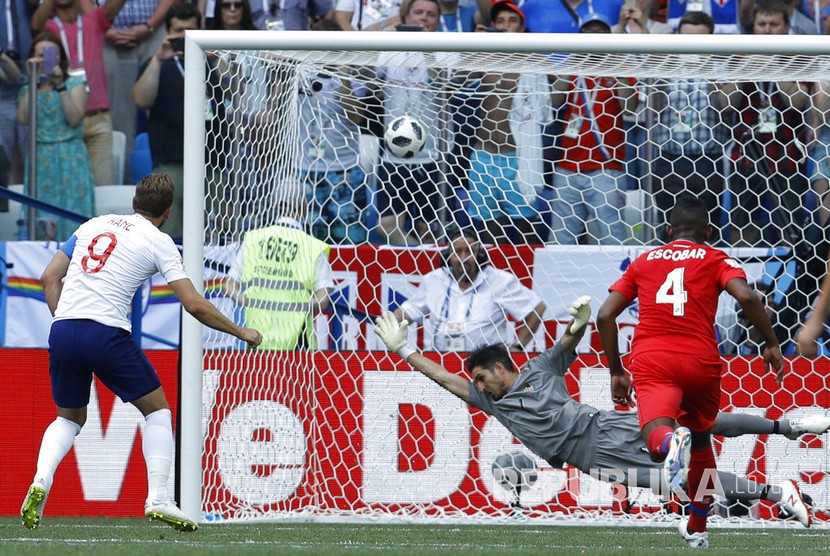 Pesepak bola Inggris Harry Kane setelah mencetak gol kedua pada pada pertandingan grup G Piala Dunia 2018 antara Inggris melawan Panama di Stadion Nizhny Novgorod, Ahad (24/6).