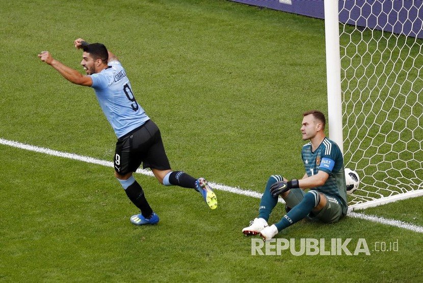   Pesepak bola Uruguay Luis Suarez mencetak gol pertama ke gawang Rusia pada pertandingan grup A Piala Dunia 2018 di Samara Arena, Senin (25/6). 