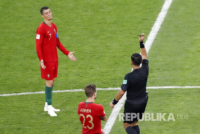  Wasit Enrique Caceres mengganjar Cristiano Ronaldo dengan kartu kuning pada pertandingan grup B Piala Dunia 2018 di Mordovia Arena, Saransk, Selasa (26/6) dini hari WIB.