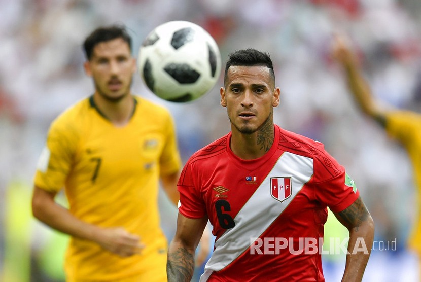 Pesepak bola Peru Miguel Trauco berusaha mengejar bola  pada pertandingan grup C Piala Dunia 2018 di Stadion Fisht, Sochi, Selasa (26/6).