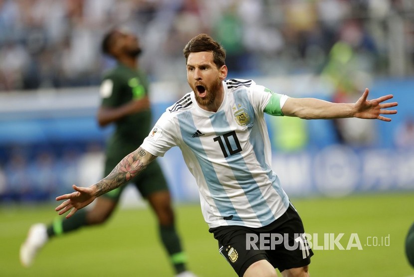 Selebrasi pesepak bola Argentina Lionel Messi setelah mencetak gol pertama pada pertandingan grup D Piala Dunia 2018 di Stadion Saint Petersburg, Rabu (27/6) dini hari WIB.