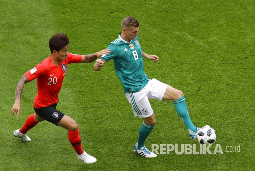   Pesepak bola Jerman Toni Kroos berusaha menguasai bola dibayangi pesepak bola Korea Selatan Jang Hyun-soo pada pertandingan grup F Piala Dunia 2018 di Kazan Arena, Rabu (27/6). 