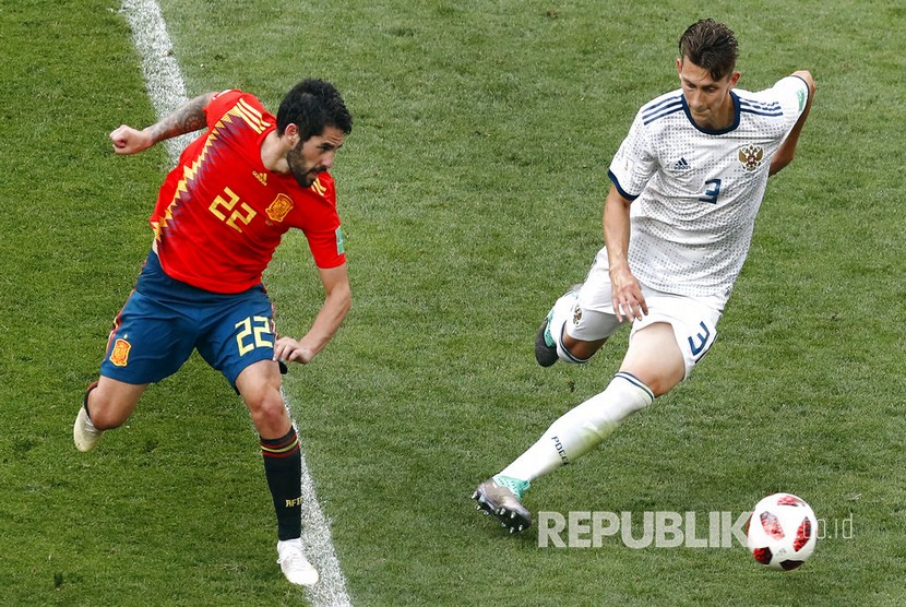  Pemain Spanyol Isco berebut bola dengan pemain Rusia Ilya Kutepov pada pertandingan babak 16 besar Piala Dunia 2018 antara Rusia melawan Spanyol, di Stadion Luzhinik, Moskow, Ahad (1/7).  