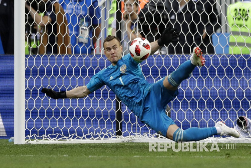   Penjaga gawang Rusia Igor Akinfeev berhasil menepis tendangan penalti Spanyol pada pertandingan babak 16 besar Piala Dunia 2018 antara Rusia melawan Spanyol, di Stadion Luzhinik, Moskow, Ahad (1/7). 