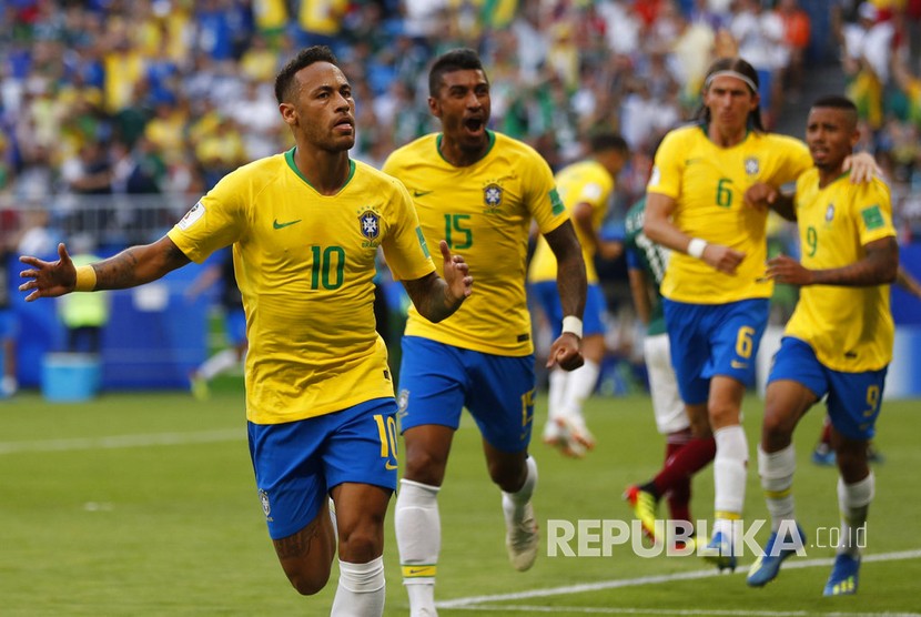Selebrasi pemain timnas Brasil setelah gol yang dicetak Neymar pada pertandingan babak 16 besar Piala Dunia 2018 di Samara Arena, Senin (2/7).