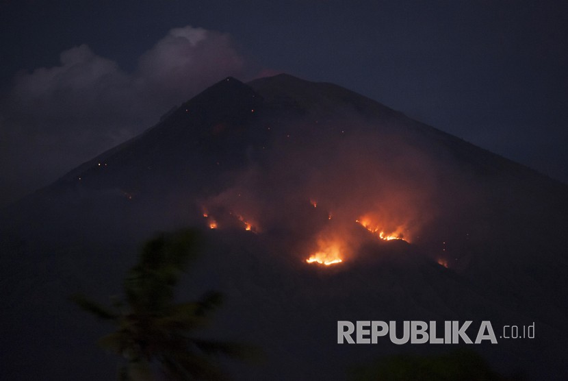 Fire burns forest in the foothill of Mount Agung following eruption seen from Culik, Karangasem, Bali, Tuesday (July 3).