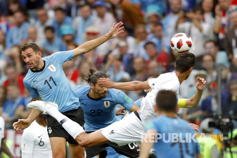  Pemain Prancis Raphael Varane mencetak gol ke gawang Uruguay pada pertandingan babak perempat final Piala Dunia 2018, di Stadion Niznhy Novgorod, Jumat (6/7).