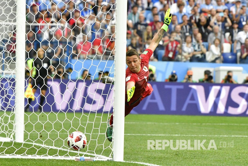  Penjaga gawang Uruguay Fernando Muslera gagal menyelamatkan gawangnya dari sundulan  pemain Prancis Raphael Varane  pada pertandingan babak perempat final Piala Dunia 2018, di Stadion Niznhy Novgorod, Jumat (6/7).