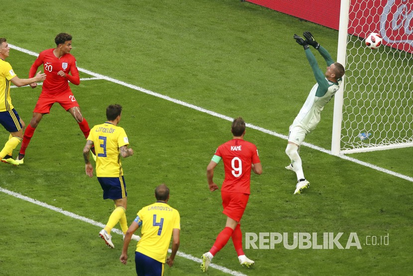 Pesepak bola Inggris Dele Alli mencetak gol kedua bagi Inggris pada laga babak perempat final Piala Dunia 2018 melawan Swedia, di Samara Arena, Sabtu (7/7). 