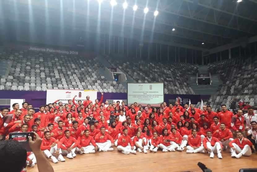 Menko PMK Puan Maharani mengukuhkan kontingen Indonesia yang akan berlaga di Asian Games 2018 .
