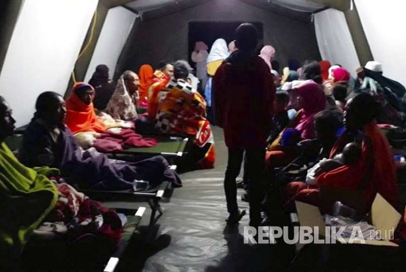  Orang-orang yang terkena dampak gempa bumi diungsikan ke tempat penampungan sementara di Lombok, Indonesia, Ahad (5/8).