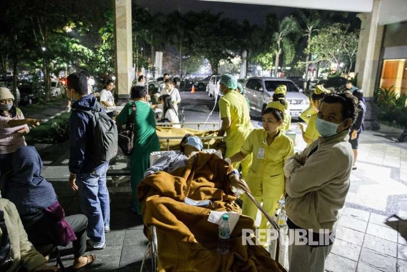  Sejumlah pasien rumah sakit di Denpasar, Ahad (5/8) malam, diungsikan ke luar gedung akibat gempa yang terjadi di Lombok.