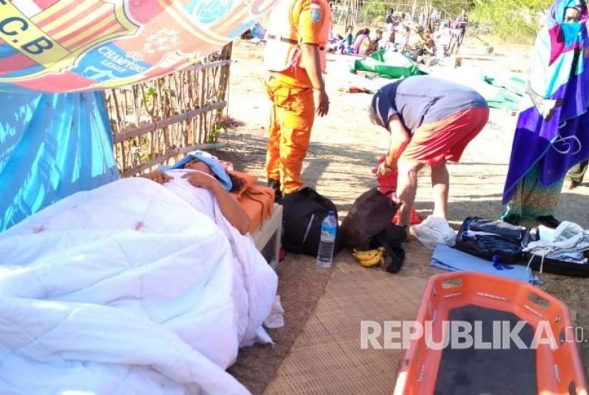 Proses evakuasi warga dan wisatawan di Gili Trawangan, Senin (6/8).