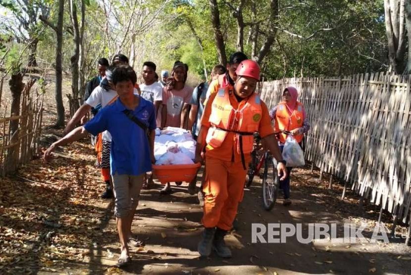 Proses evakuasi warga dan wisatawan di Gili Trawangan, Senin (6/8).