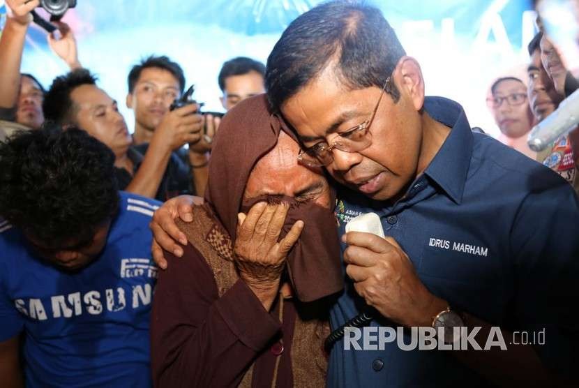 Social Affairs Minister Idrus Marham meets quake victims at Main Post of Tanjung District in North Lombok, Tuesday (August 7).