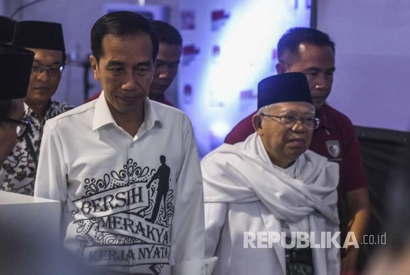 Pasangan Calon Presiden dan Wakil Presiden Joko Widodo (kiri) dan Ma'ruf Amin (kanan) tiba di gedung KPU untuk melakukan pendaftaran di Jakarta, Jumat (10/8).