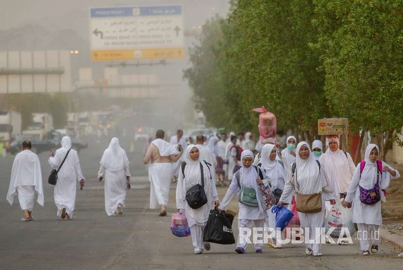 Jamaah haji meninggalkan kota suci Makkah menuju Arafah, Ahad (19/8), untuk melaksanakan ibadah wukuf di Arafah pada hari ini, Senin (20/8).