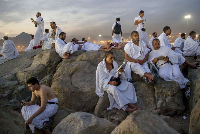 Jamaah haji berzikir dan membaca Alquran di Jabal Rahma, Arafah, Senin (20/8), pada saat pelaksanaan ibadah wukuf.