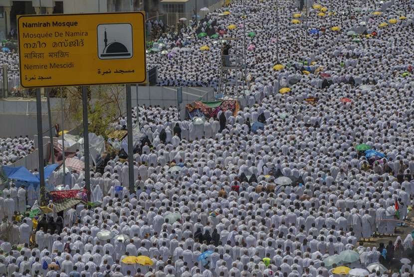Jalan raya di sekitar masjid Namirah dipadati jamaah haji yang melaksanakan shalat Dhuhur, Senin (20/8), pada saat pelaksanaan ibadah wukuf.