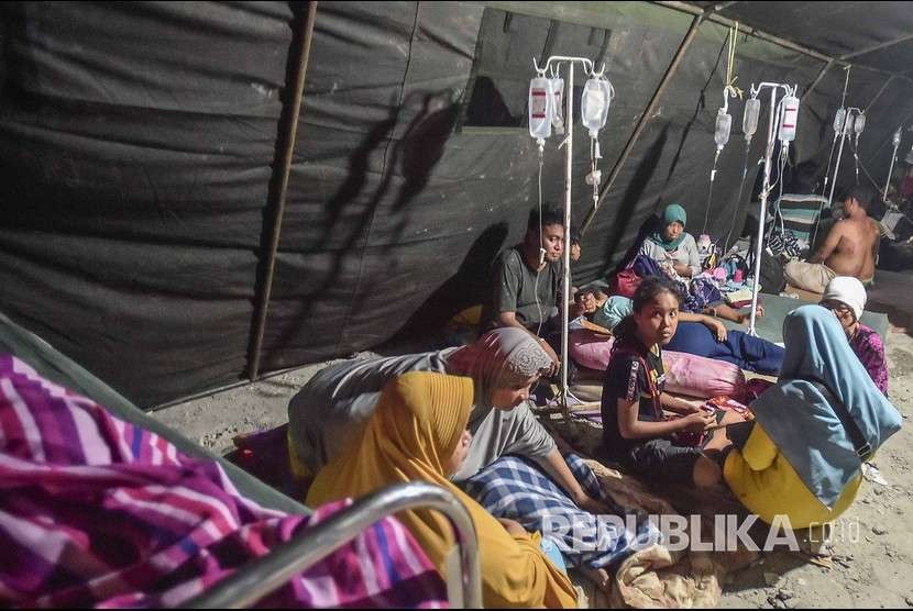 Pasien dan korban gempa berada di tenda darurat di Rumah Sakit Wirabuana, Palu, Sulawesi Tengah, Sabtu (29/9). 