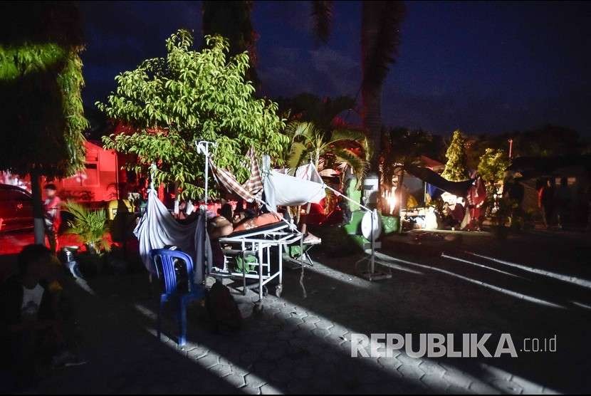 Pasien dan korban gempa berada di tenda darurat di Rumah Sakit Wirabuana, Palu, Sulawesi Tengah, Sabtu (29/9). 