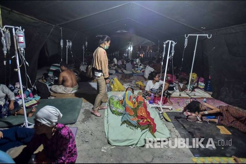 Pasien dan korban gempa berada di tenda darurat di Rumah Sakit Wirabuana, Palu, Sulawesi Tengah, Sabtu (29/9). 