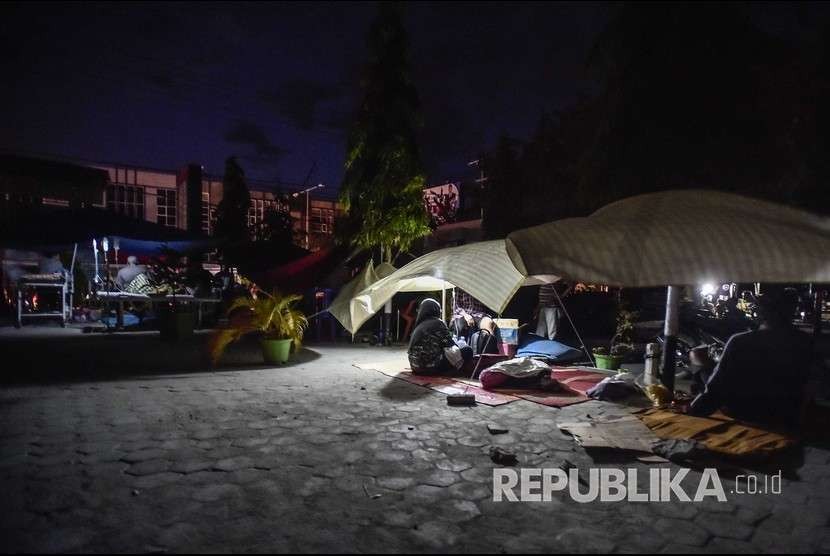 Pasien dan korban gempa berada di tenda darurat di Rumah Sakit Wirabuana, Palu, Sulawesi Tengah, Sabtu (29/9). 