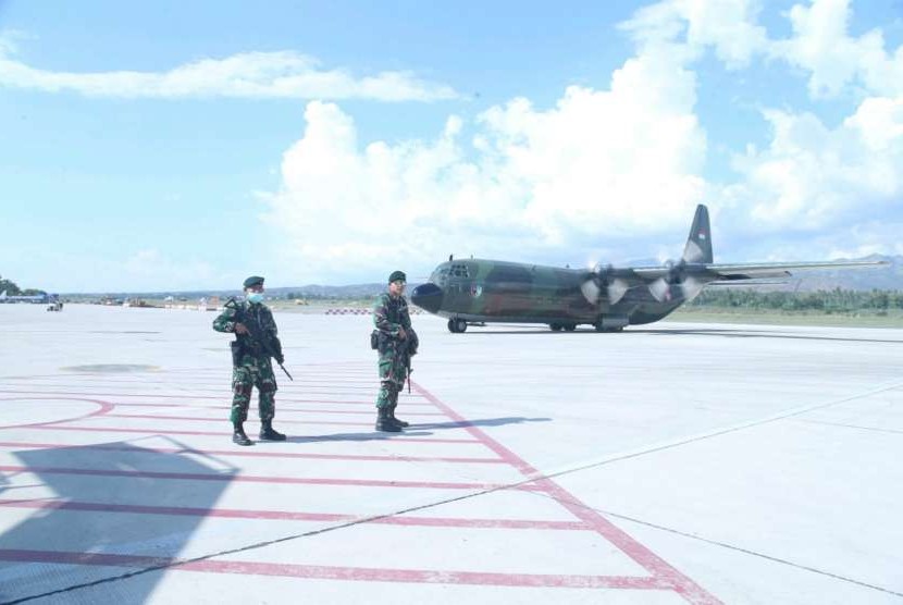 Sebanyak 346 personel TNI-Polri berhasil mensterilkan Bandara Mutiara Sis Al-Jufri dari kerumunan para pengungsi yang ingin keluar dari kota Palu, Sulawesi Tengah, pada Selasa (2/10).