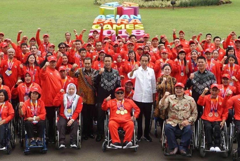 Presiden Joko Widodo (keempat kanan) didampingi Menko PMK Puan Maharani (ketiga kanan), Menpora Imam Nahrawi (kelima kanan), Ketua INAPGOC Raja Sapta Oktohari (kedua kanan) dan Direktur Utama BRI Suprajarto (keenam kanan) berfoto bersama atlet Asian Para Games 2018 saat silaturahmi di Istana Bogor, Jawa Barat, Sabtu (13/10). 