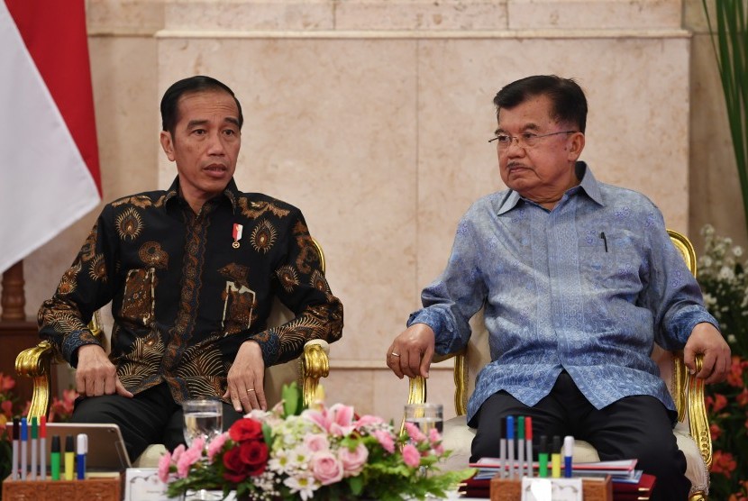Presiden Joko Widodo (kiri) berbincang dengan Wakil Presiden Jusuf Kalla ketika memimpin sidang kabinet paripurna di Istana Negara, Jakarta, Selasa (16/10/2018). 